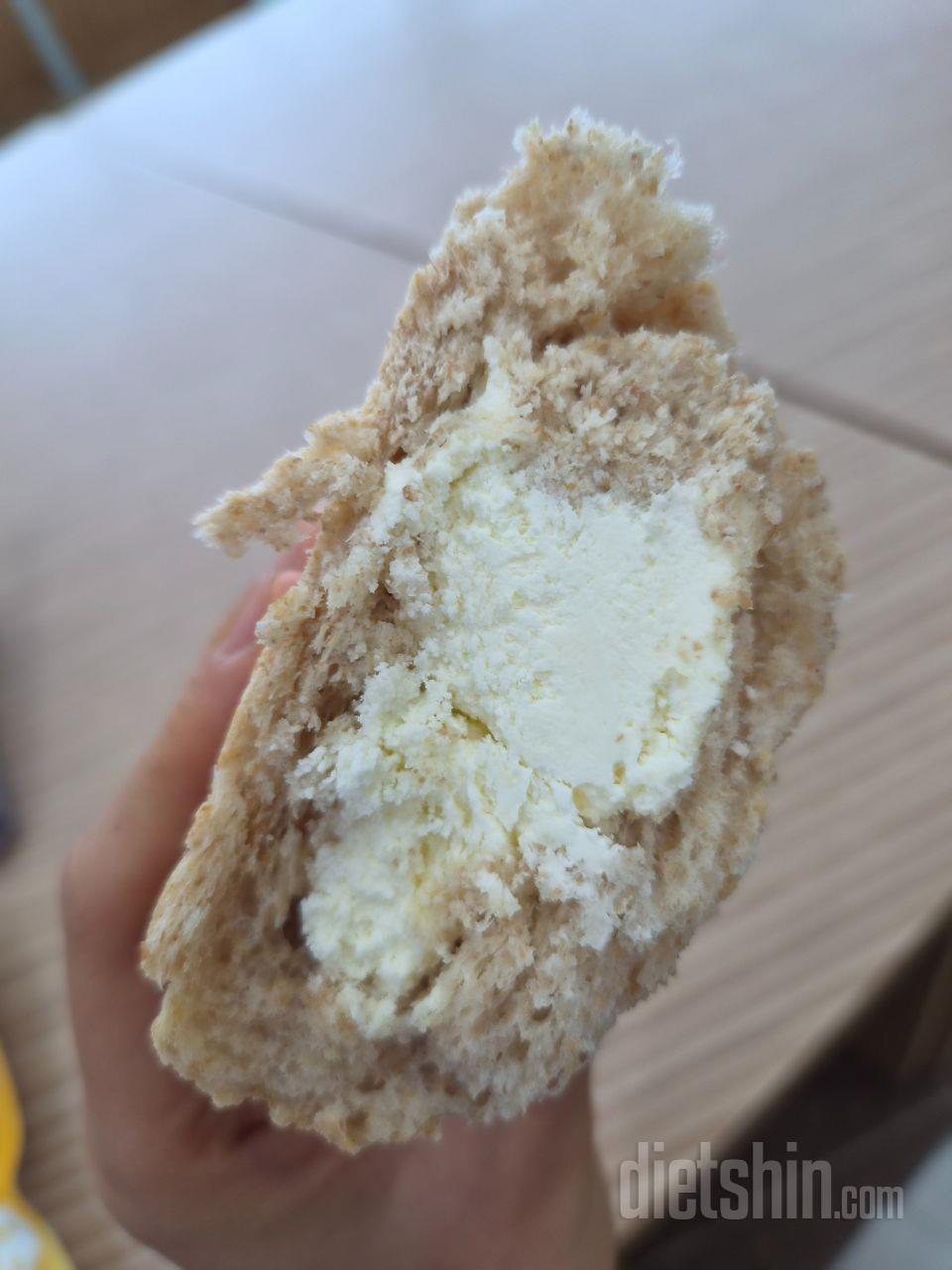 차갑게 먹는 빵이라 더 편리한거 같아