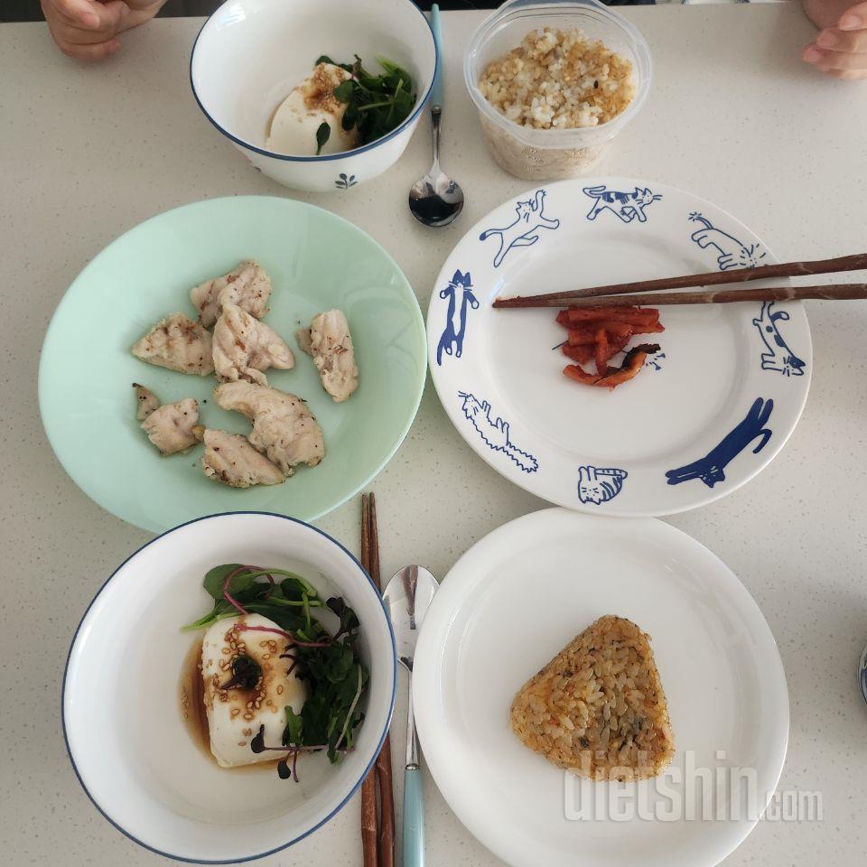 이것만 먹으면 좀 부실하긴 한데 닭안