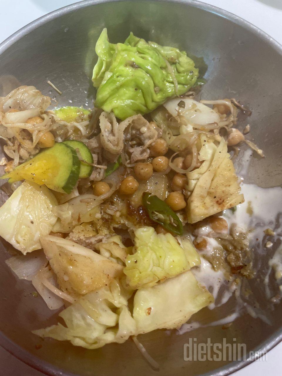 현미밥 닭가슴살 청경체 볶아서 먹구요