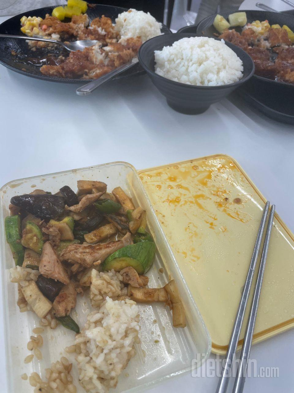 현미밥 닭가슴살 청경체 볶아서 먹구요