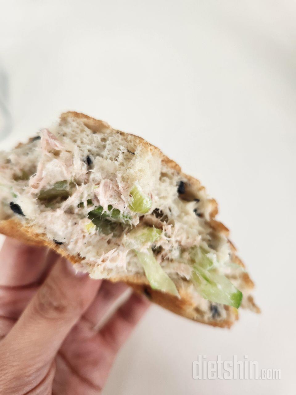 맛있어서 먹다말고 찍었네요~
베이글에