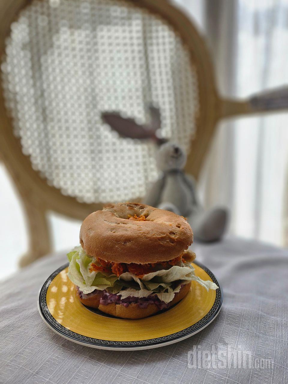 두부베이글에 수비드 닭가슴살 넣고 샌