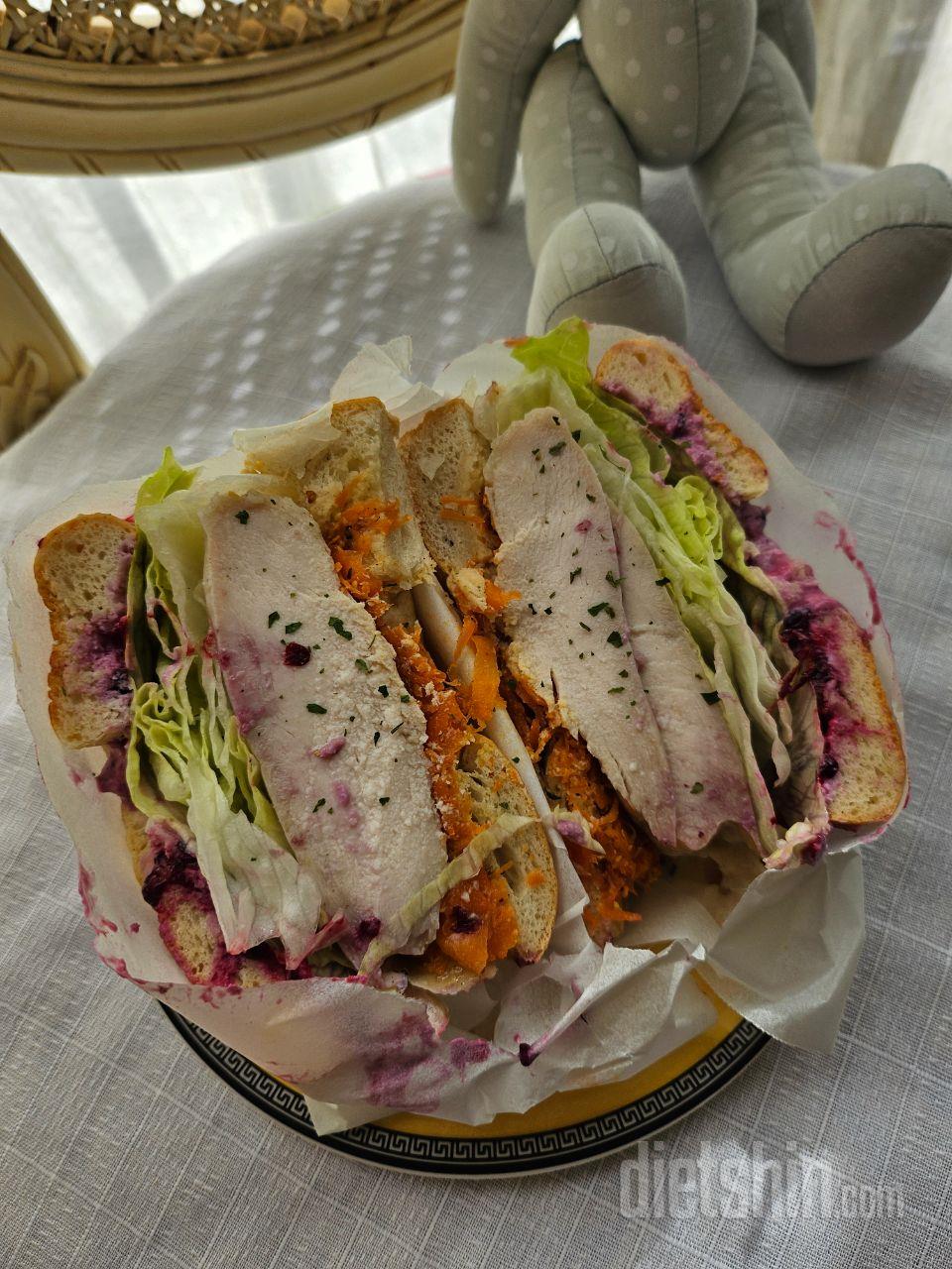 두부베이글에 수비드 닭가슴살 넣고 샌