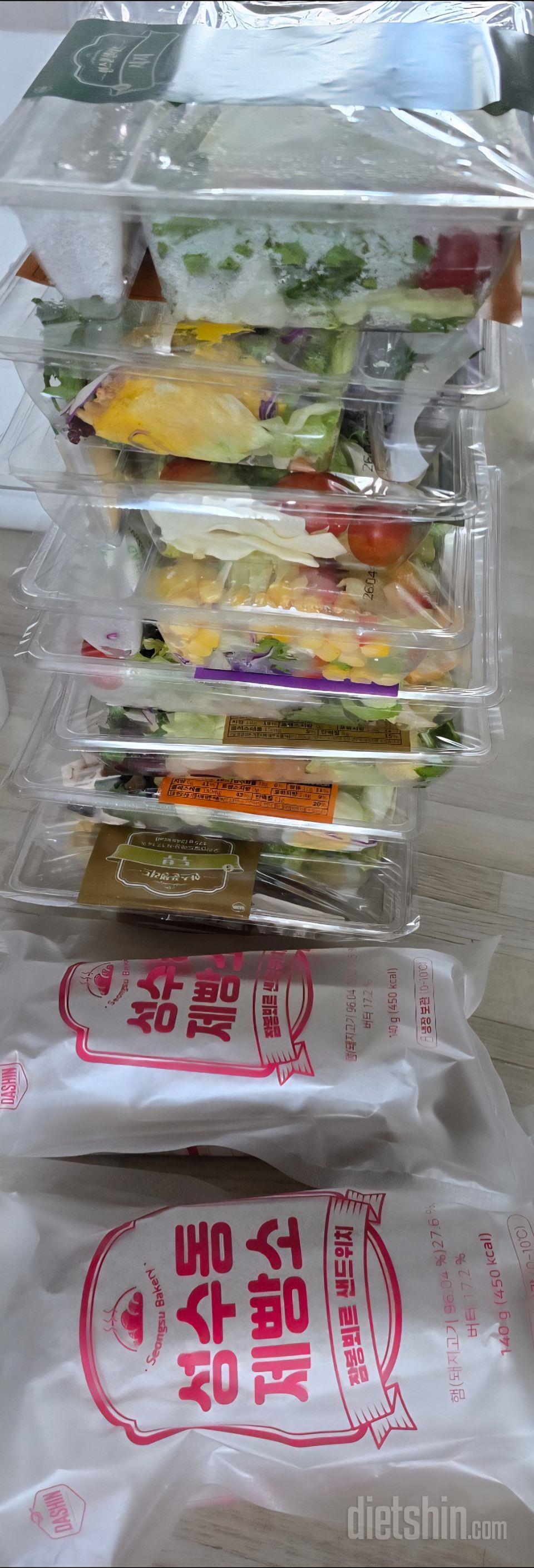 샐러드 신선하고 소스랑 다 잘 어울려