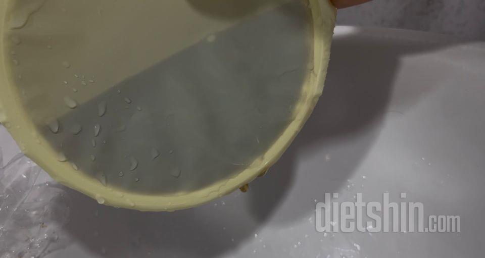 실링이 제대로 안 된 건지 틈으로 국