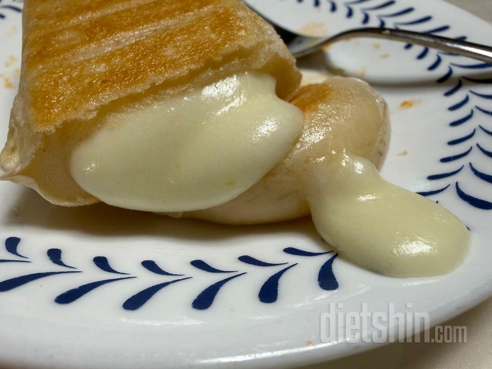 통모짜맛 치즈가 쭈~~욱 늘어 나는게