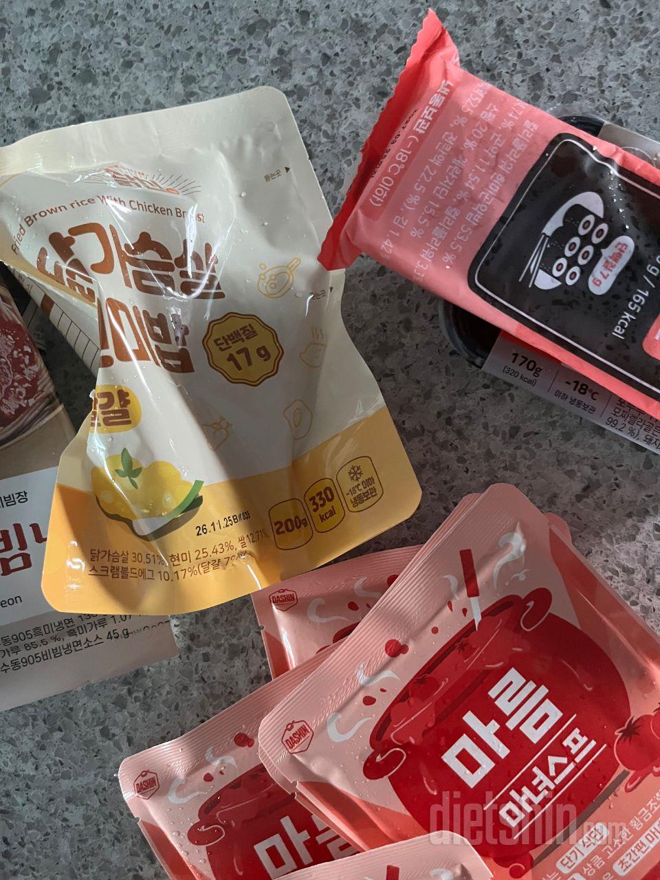 김밥은 약간 짭쪼름해서 간이 맛아요.