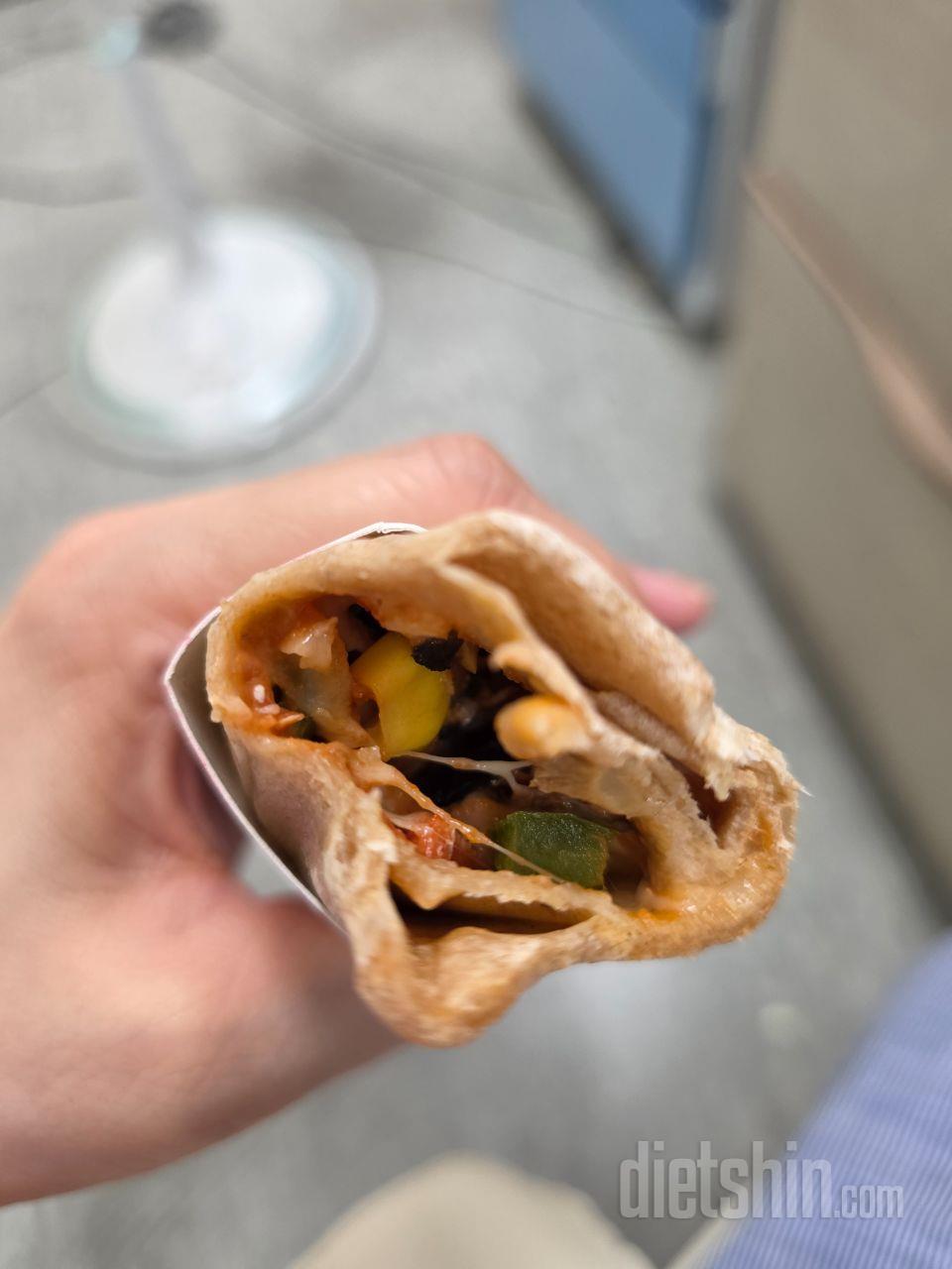 처음 사봤는데~ 오! 진짜 브리또맛