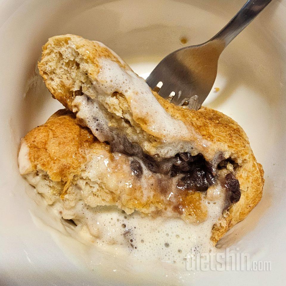 달콤한 크림과 단팥이 촉촉하게 어우러