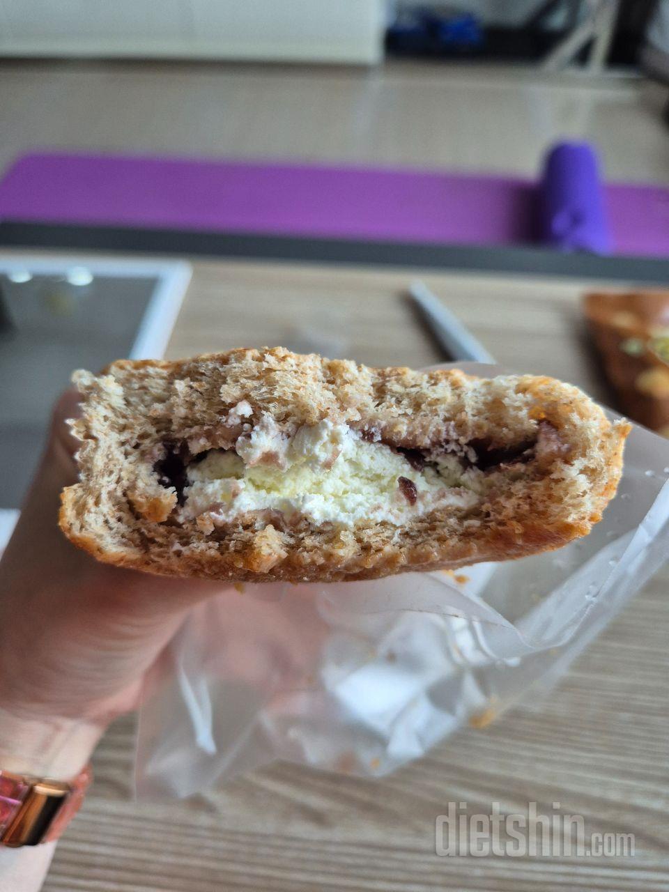 한 입 베어 물었을때 소보로빵맛과
팥