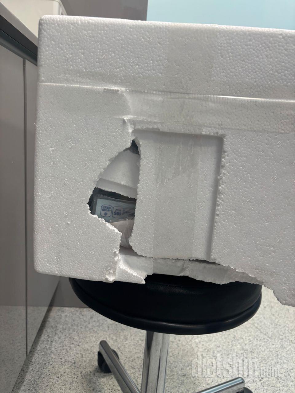 스티로폼이 이렇게 다 부셔져서 와서