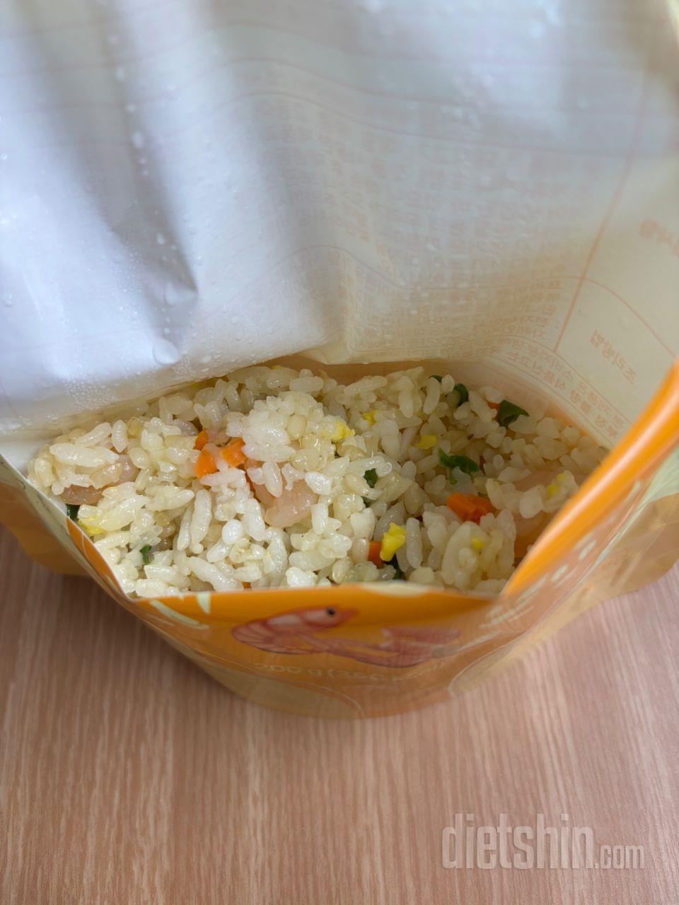 새우볶음밥인데 새우가 넉넉하게 들어가