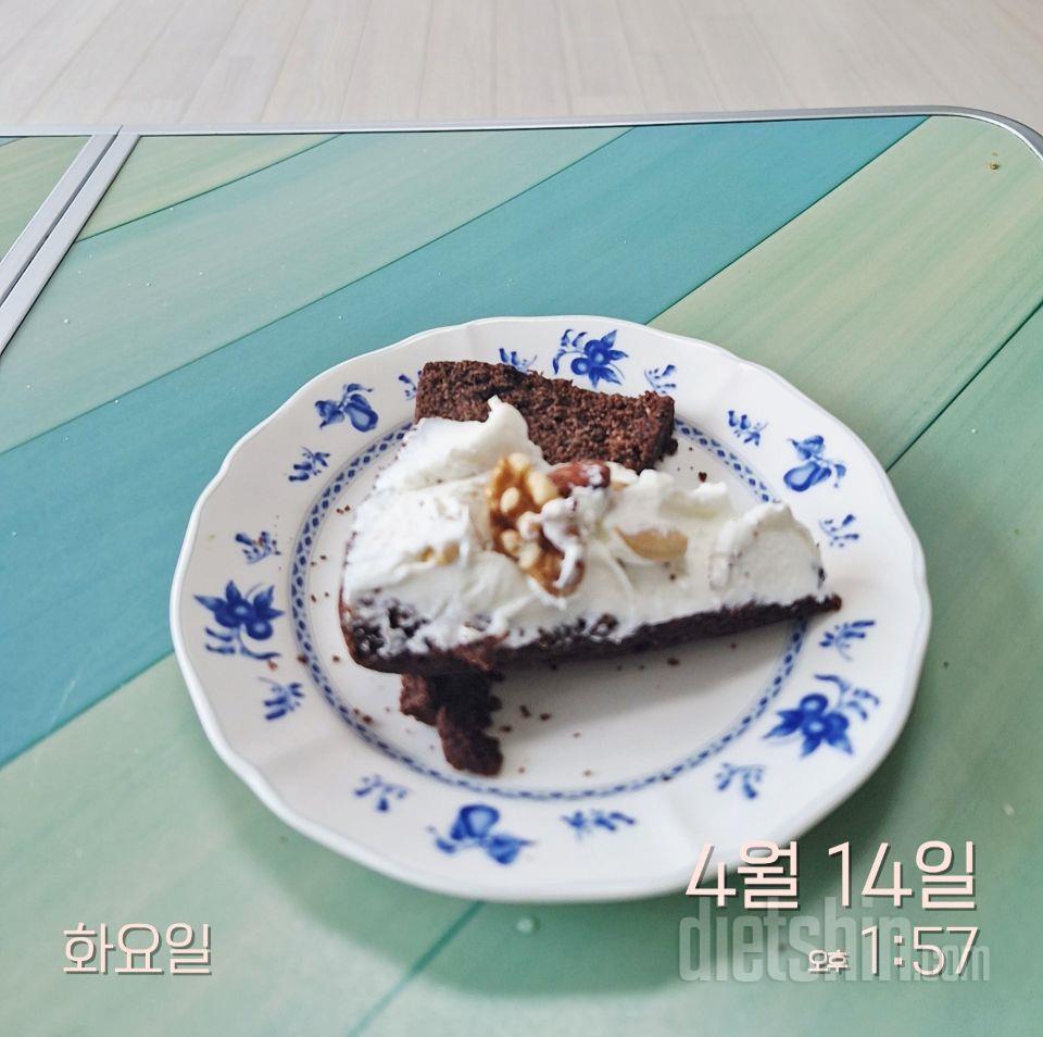 초코스콘에 그릭요거트 그리고 견과류