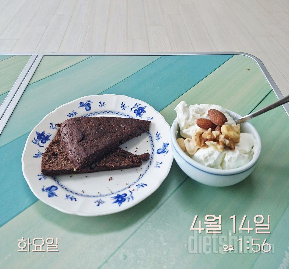 초코스콘에 그릭요거트 그리고 견과류