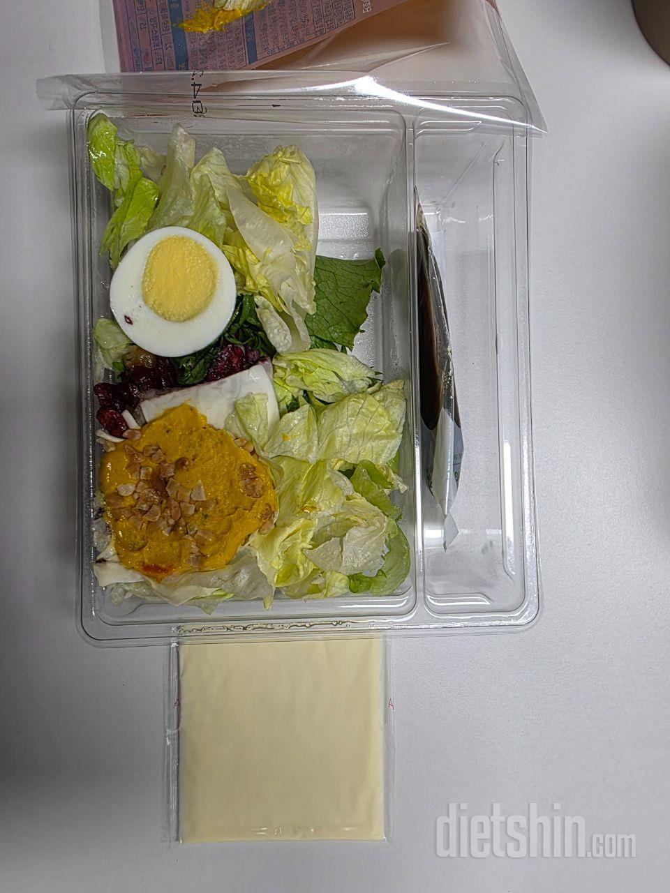 -내돈내산 솔직후기-
샐러드 맛과 양