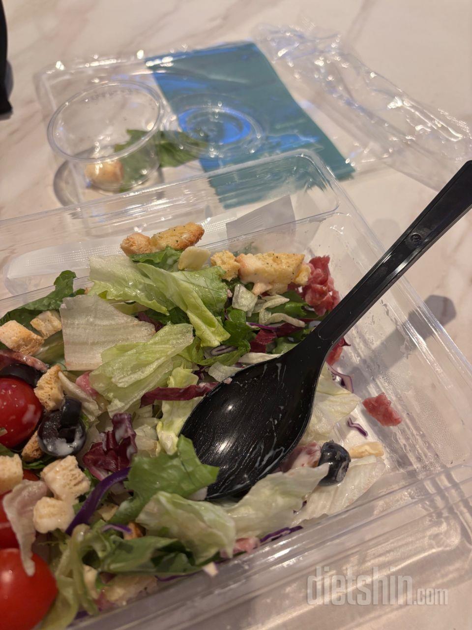 시저 안에 든 러스크랑 소스가 넘 맛