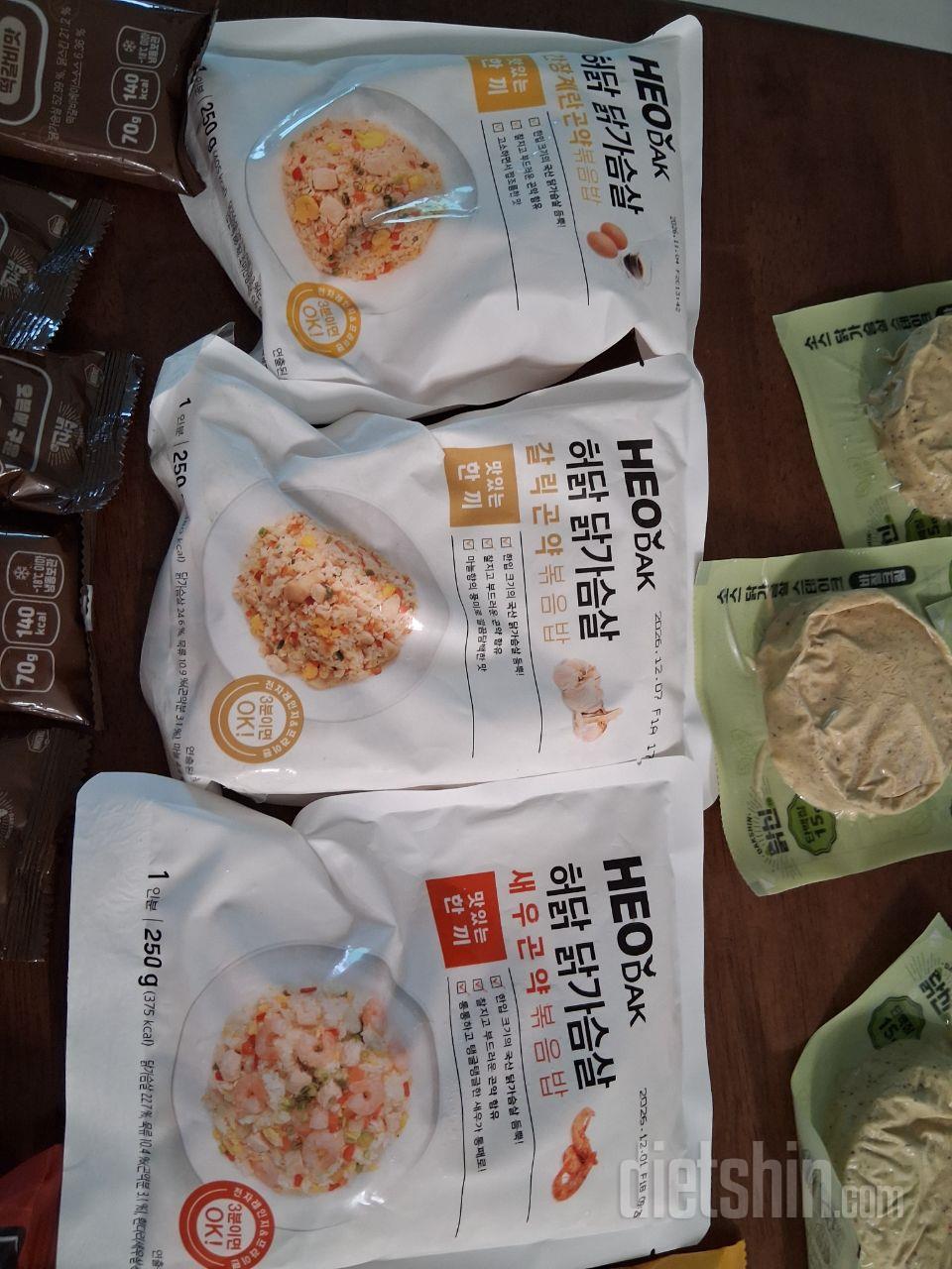 처음으로 닭가슴살 곤약볶음밥을 샀는데