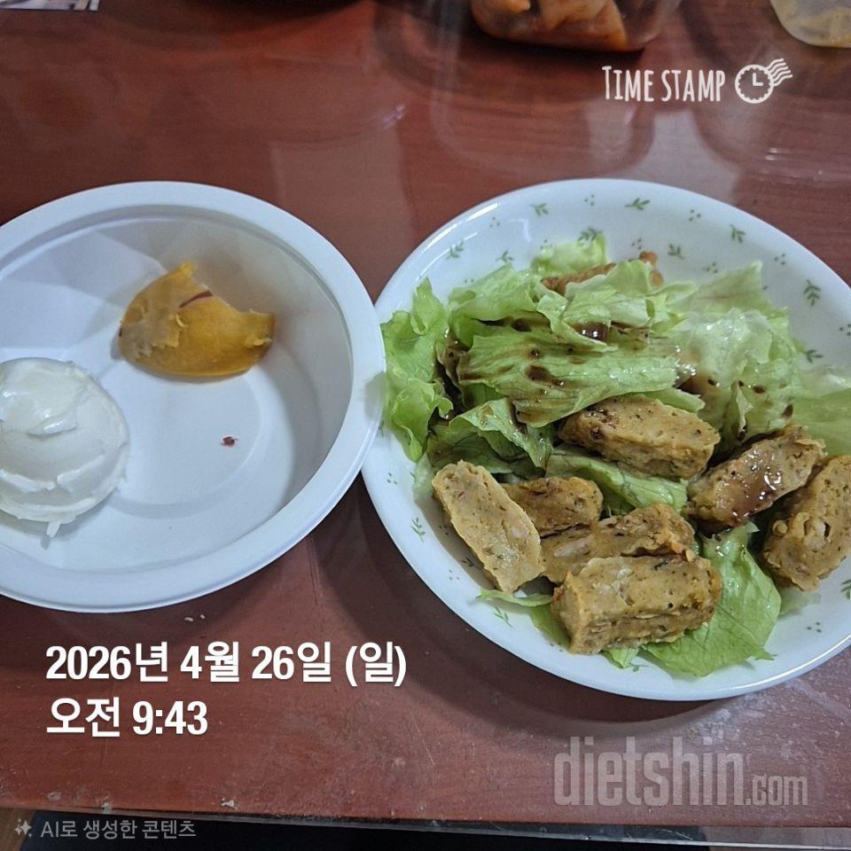 닭가슴살 핫바로
샐러드 만들었는데
너