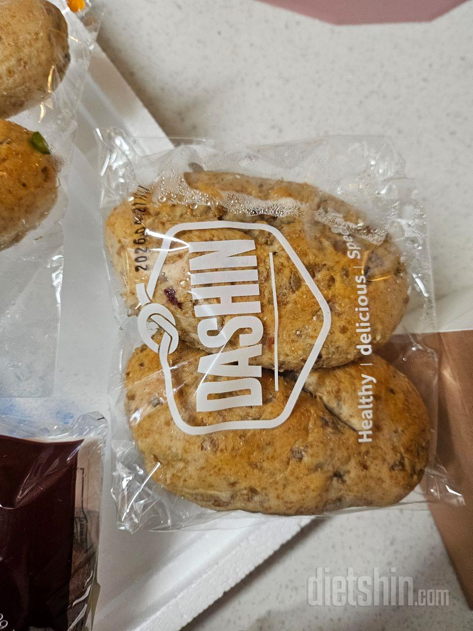 일반적인 빵보단 조긍심심한 느낌이 있