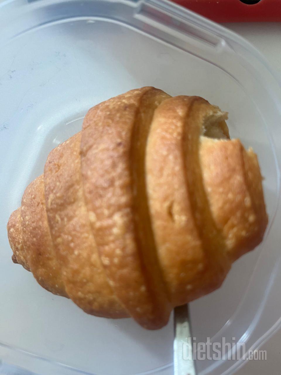 일반 크로와상이랑 맛은 좀 다른데