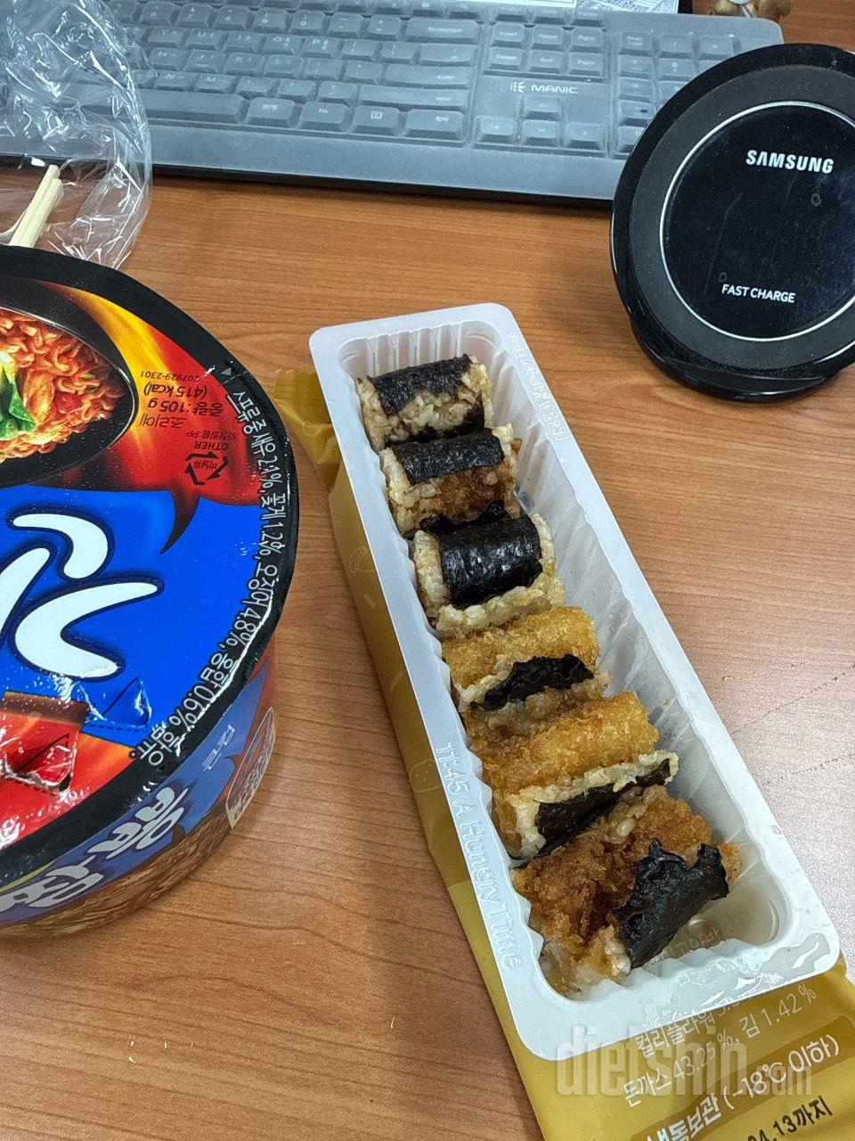 랜덤으로 꼬마김밥이왔는데 여기는 맛없
