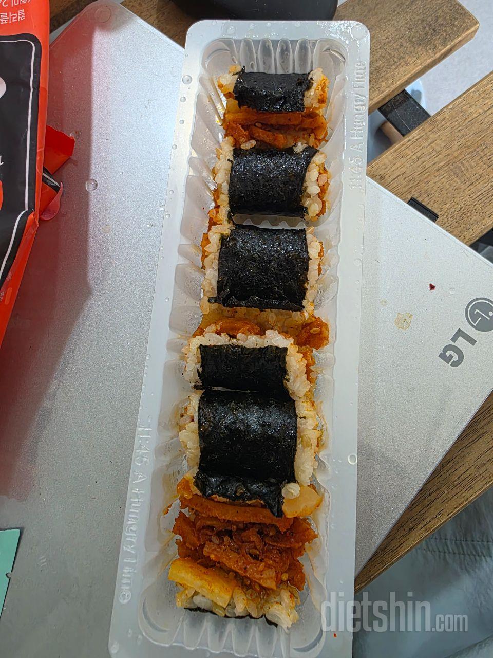 맛있네요.근데김밥다터져있어요ㅎ