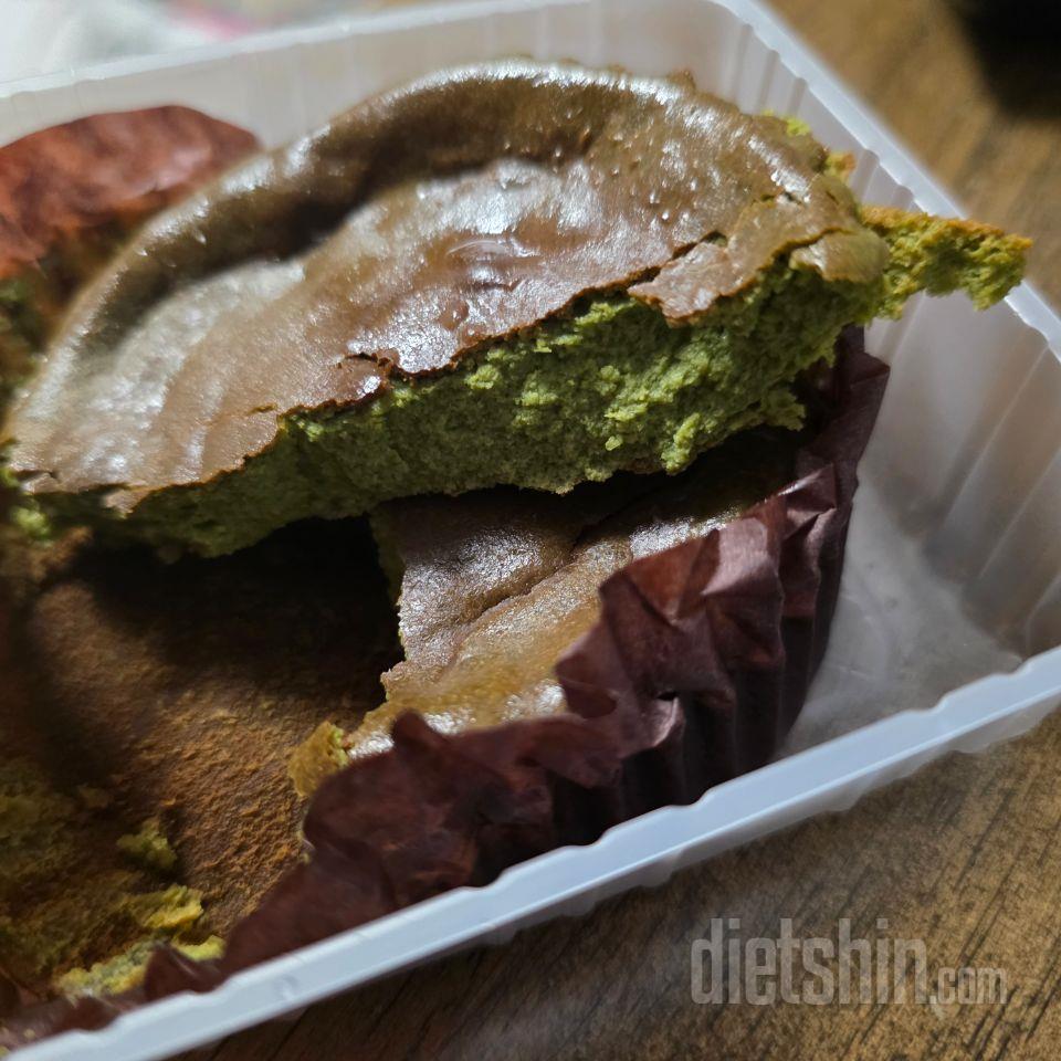 쌉싸름한 녹차 맛과 치즈의 은은한 부