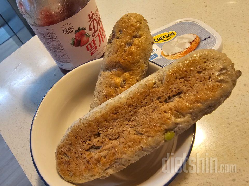요즘 견과스틱빵에 꽂혔어요 ㅎㅎㅎ 아
