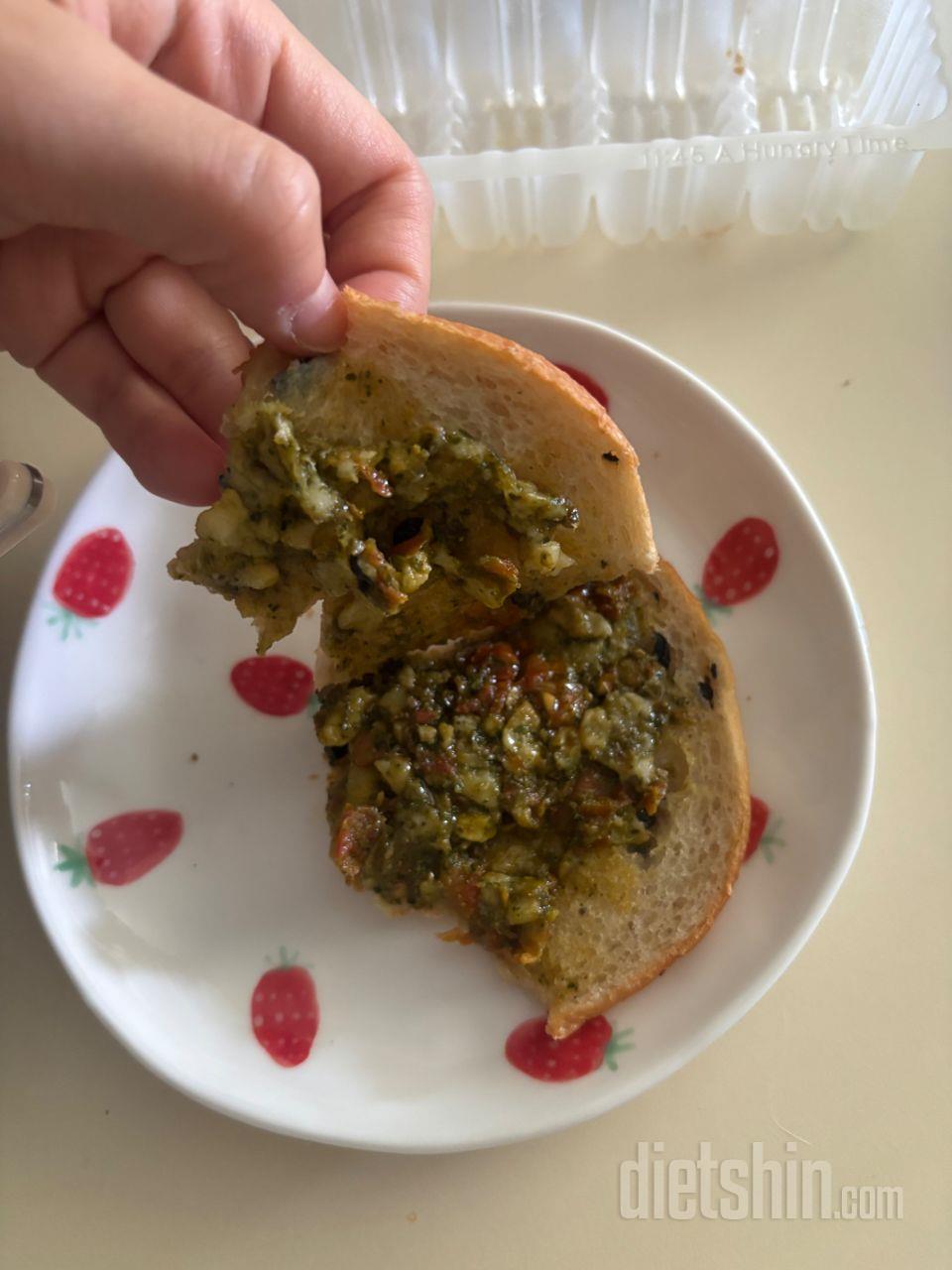 바질베이글 종나 맛있다
안에 토핑 낭