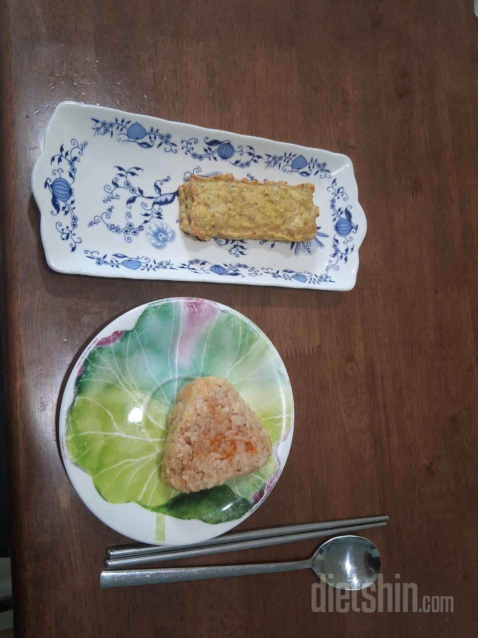간만에 주먹밥 사서 식단 하고 있는데