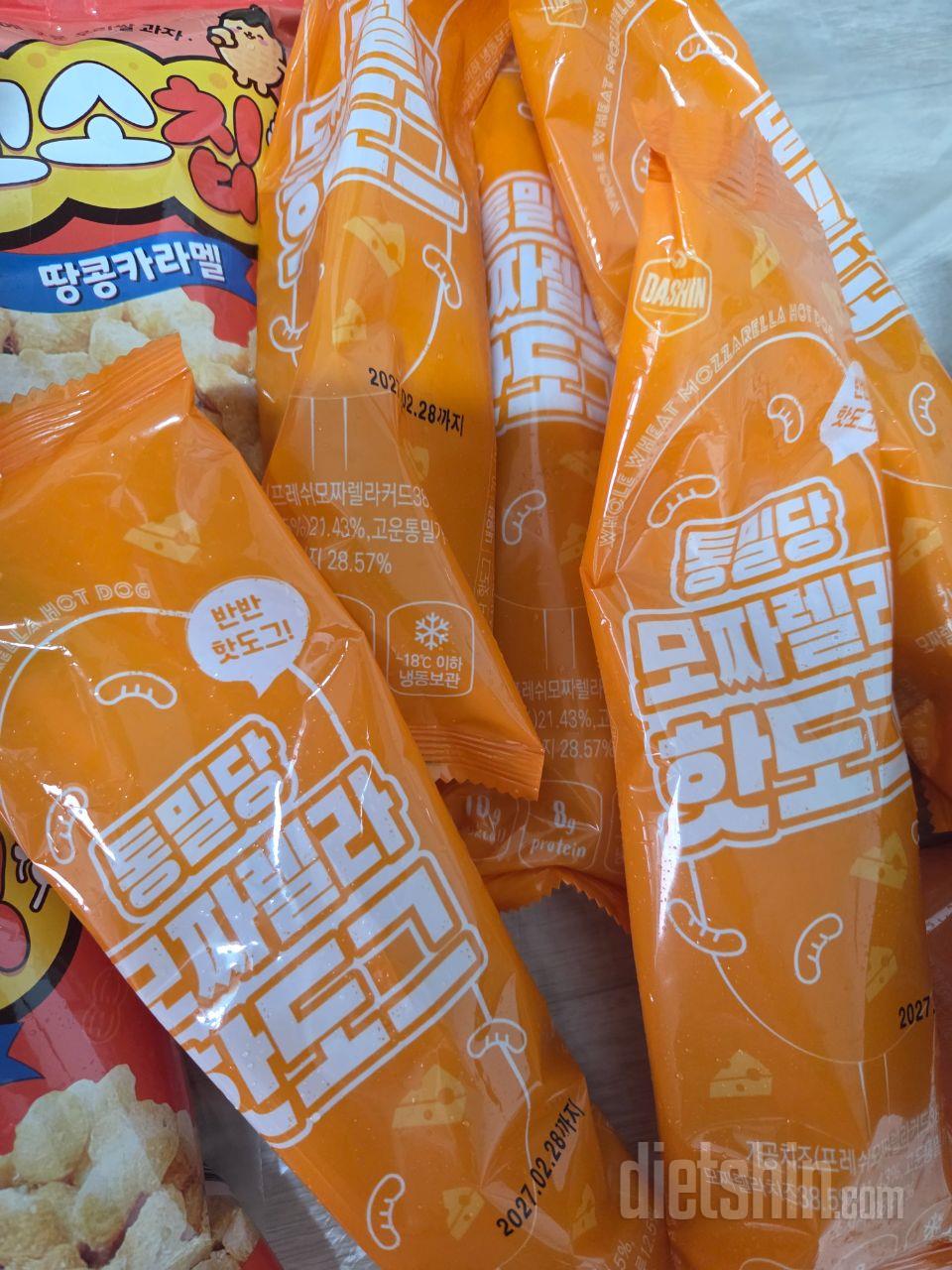 모짜렐라 치즈랑 소세지 반반이라 더
