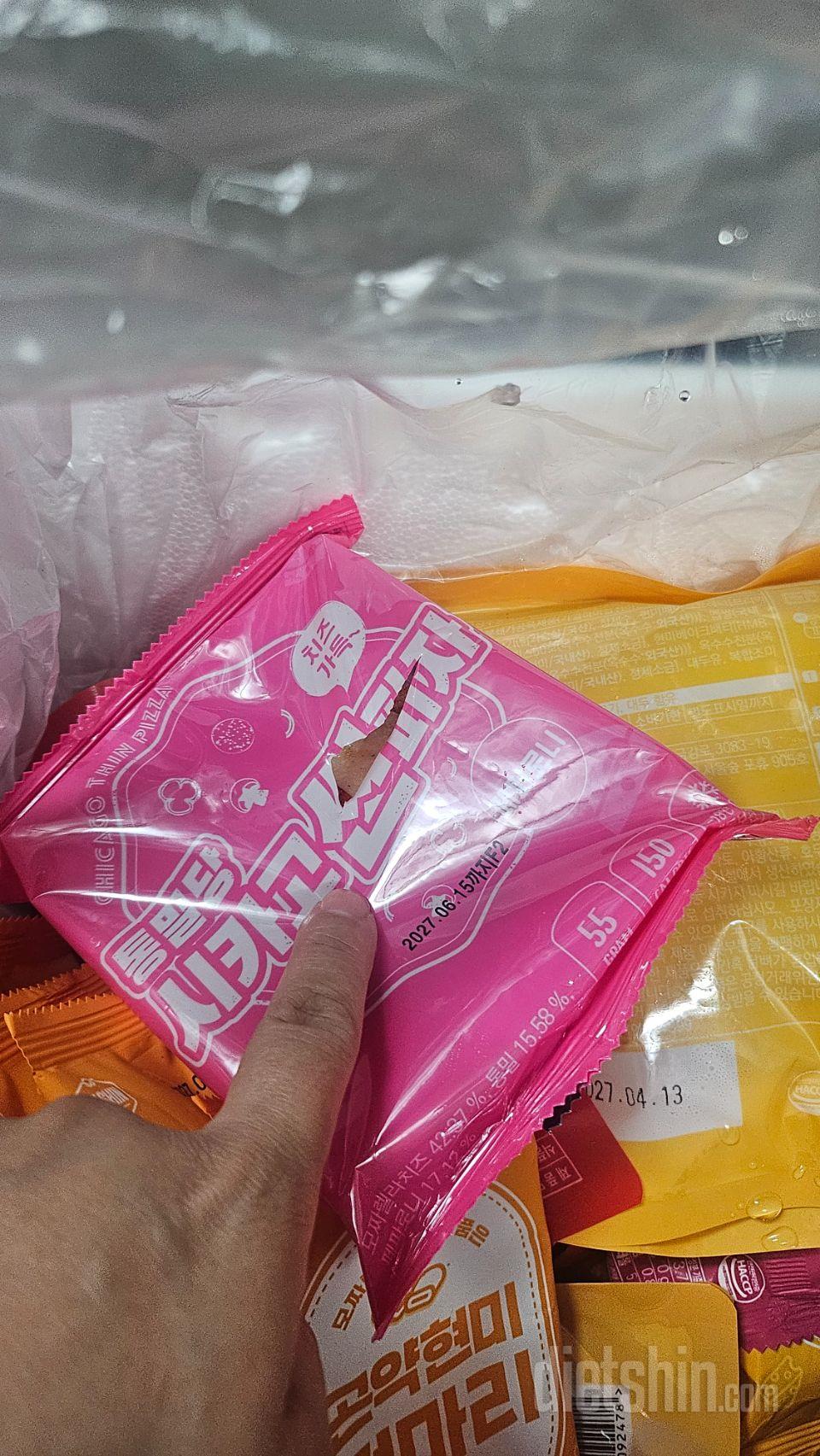 상품 포장지가 찢어져서 왔어요.