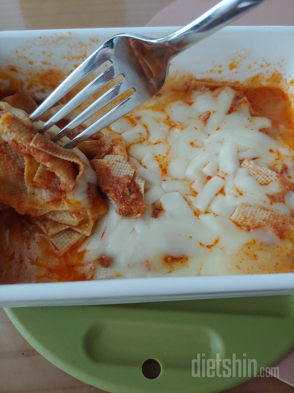 치즈도 꽤 많이 들었고 건두부 씹히는