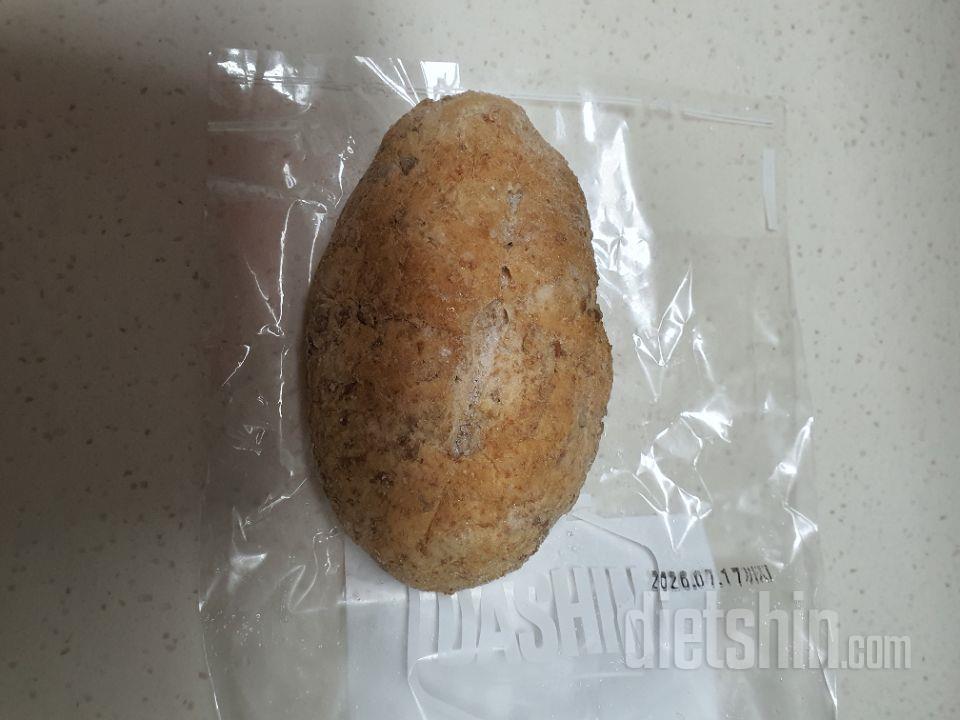 통밀 느낌이 잘 살아있어 고소하고 담