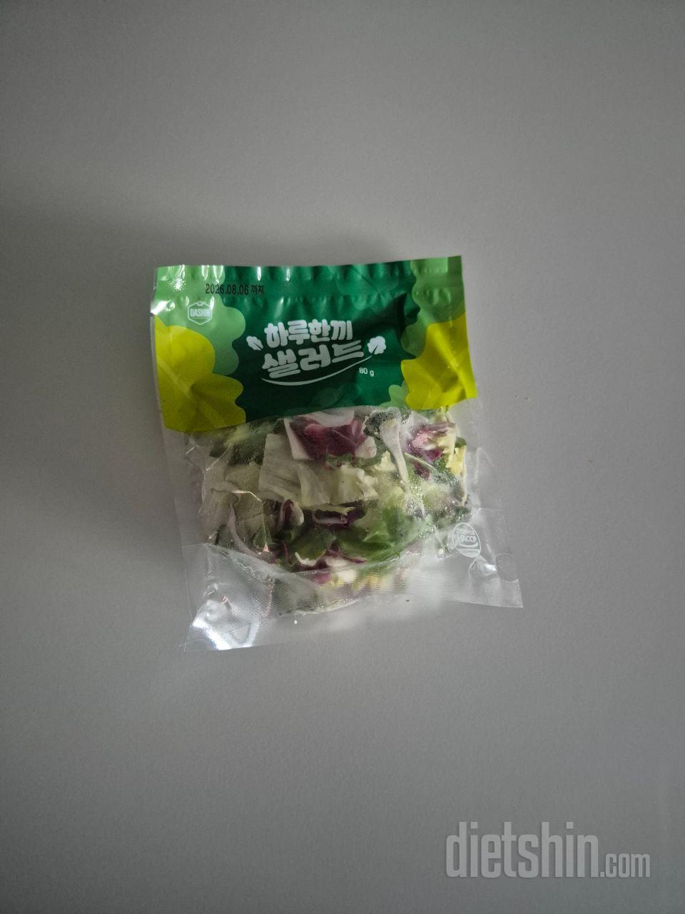 아침에 견과류 달걀 야채 올리브오일