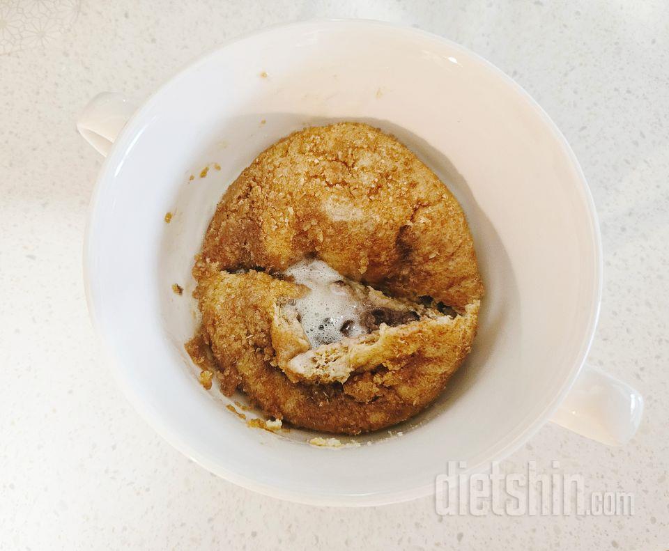 통밀로 만든 빵이라서 더 고소하고 맛