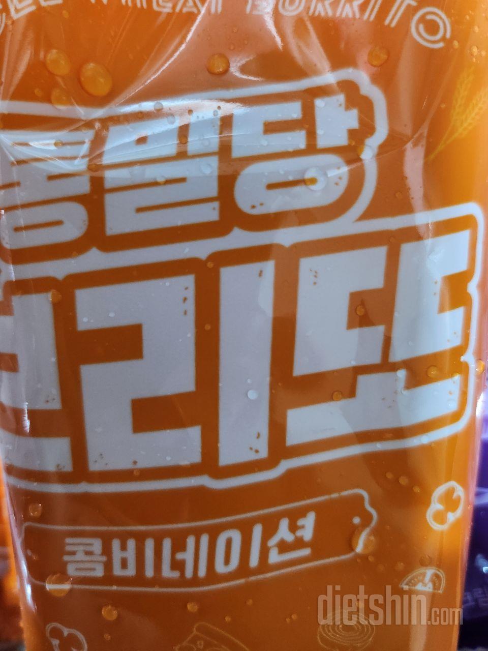 통밀이라 더 고소하고 토핑이 풍부해서