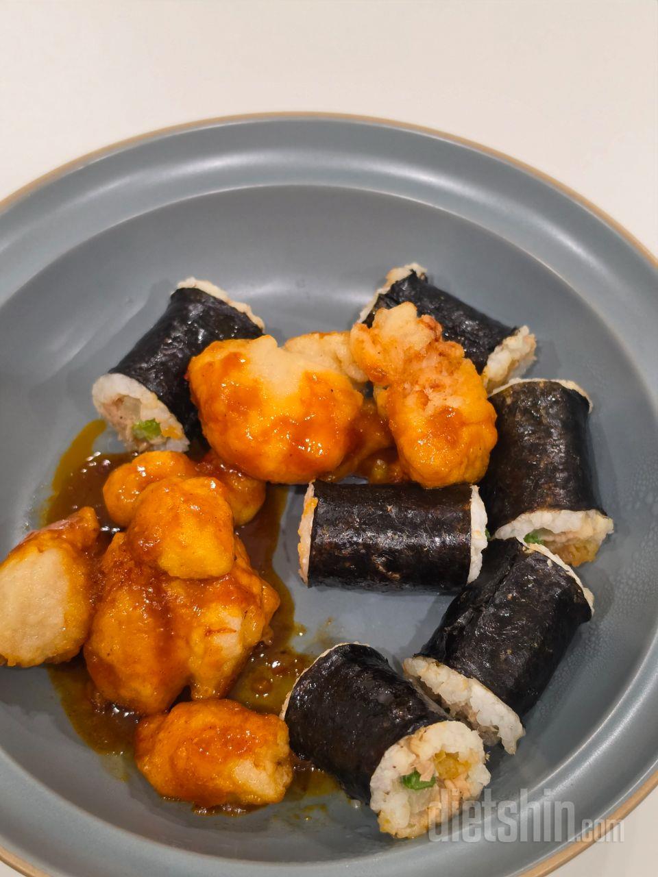 김밥과 닭가슴살 꿔바로우 조합으로 식