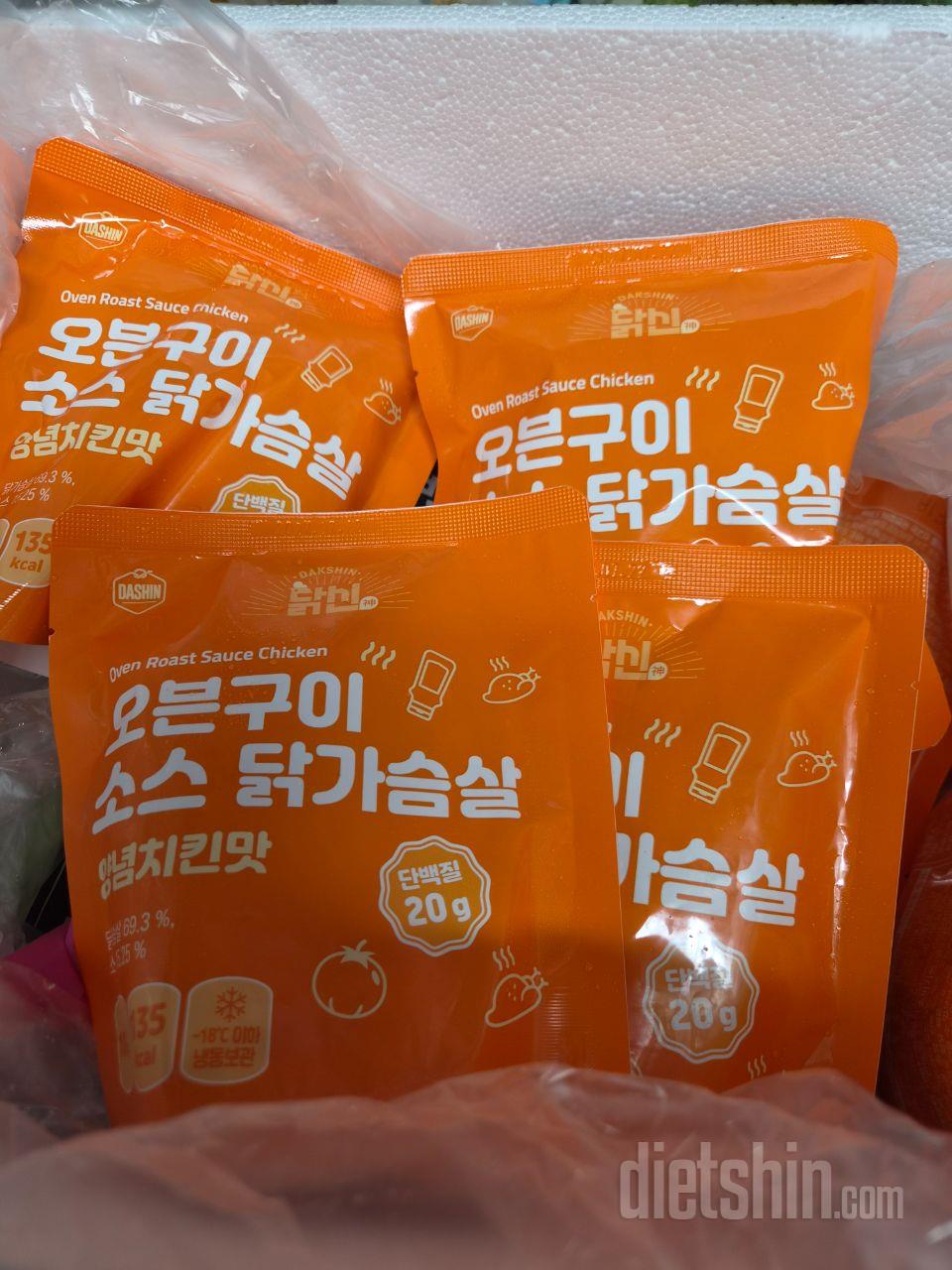 양념치킨맛 정말 맛있어요
샐러드와 함