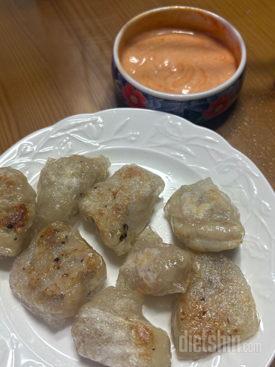 간이 배어있어서 짭잘하니 맛있어요.