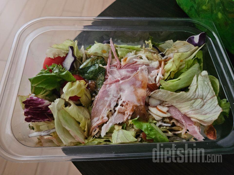 잠봉 샐러드 맛나네요~양은 적어도 소