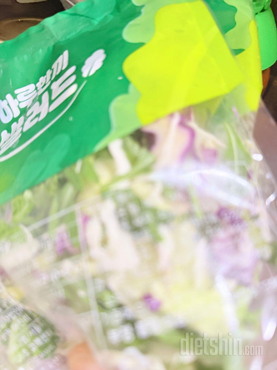 연어사다가 생연어 넣고 샐러드도 만들