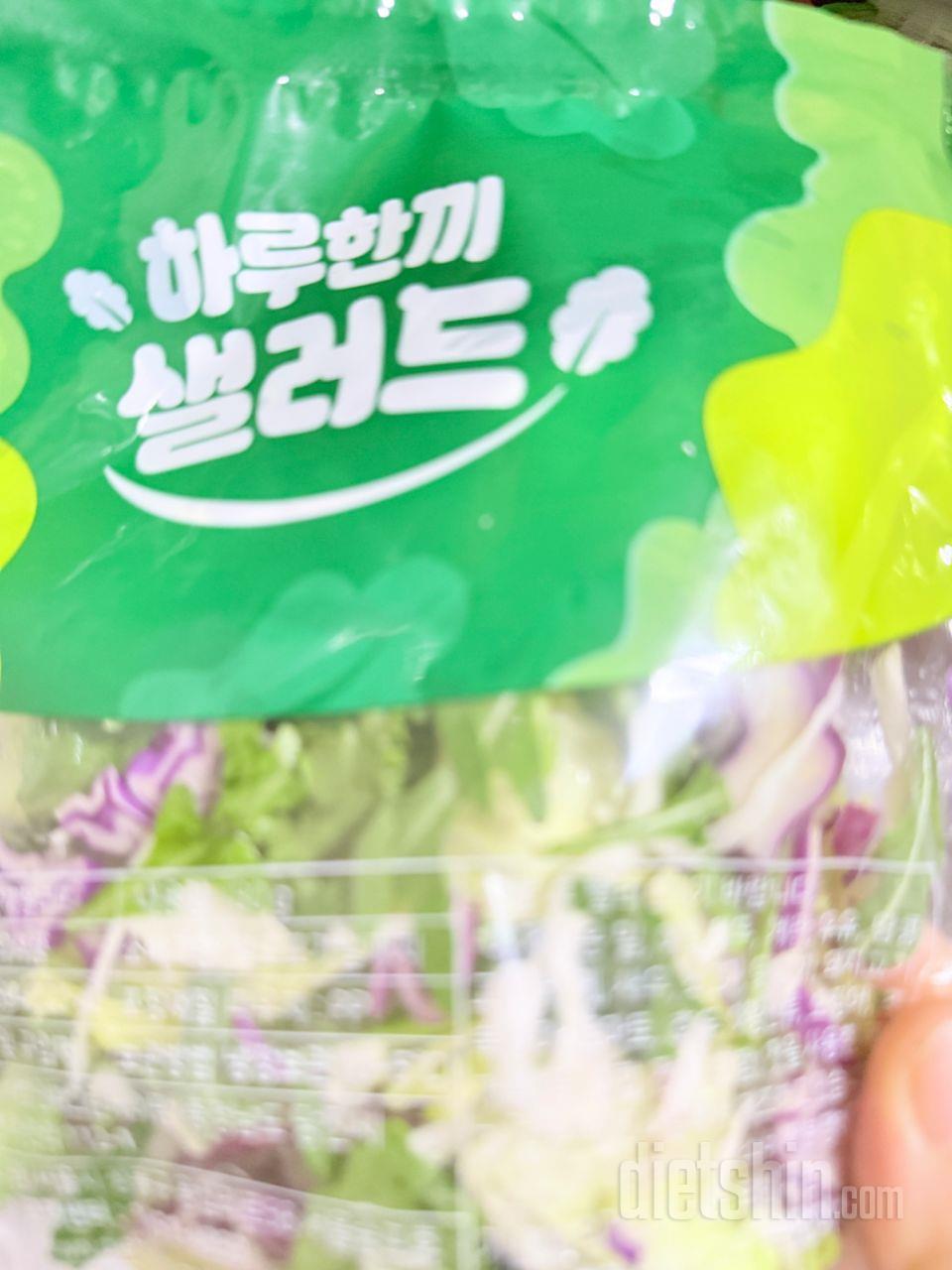 연어사다가 생연어 넣고 샐러드도 만들
