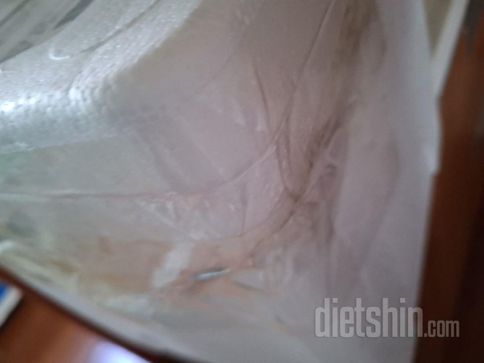 스티로폼이 깨졌었는지 재포장되서왔는데