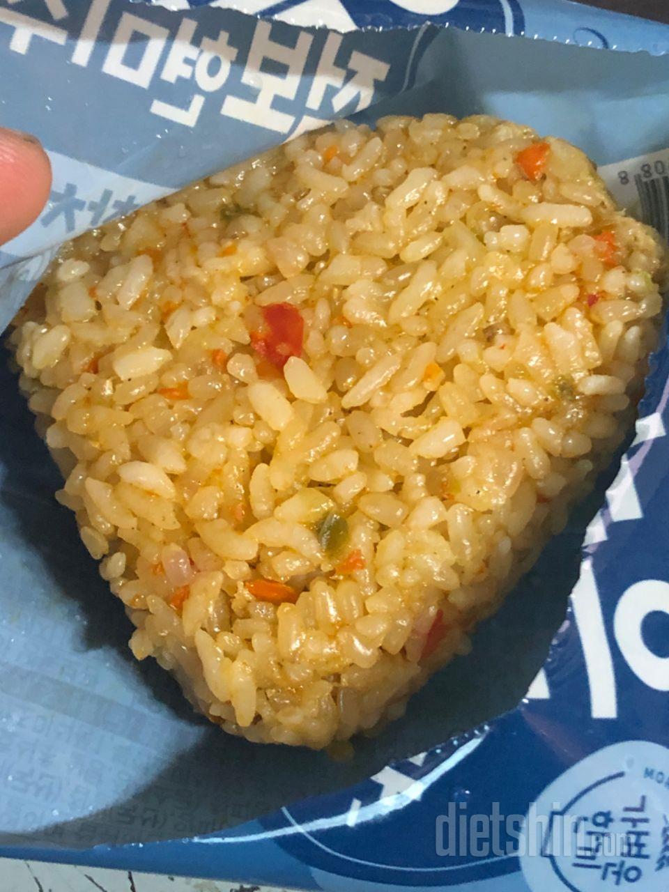 오자마자 주먹밥 한개 바로 먹어보는데
