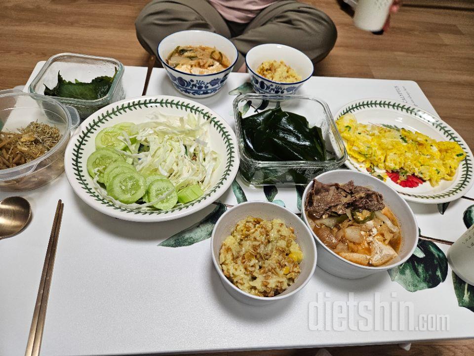 차례대로 점심.아침.저녁입니다.. 잘