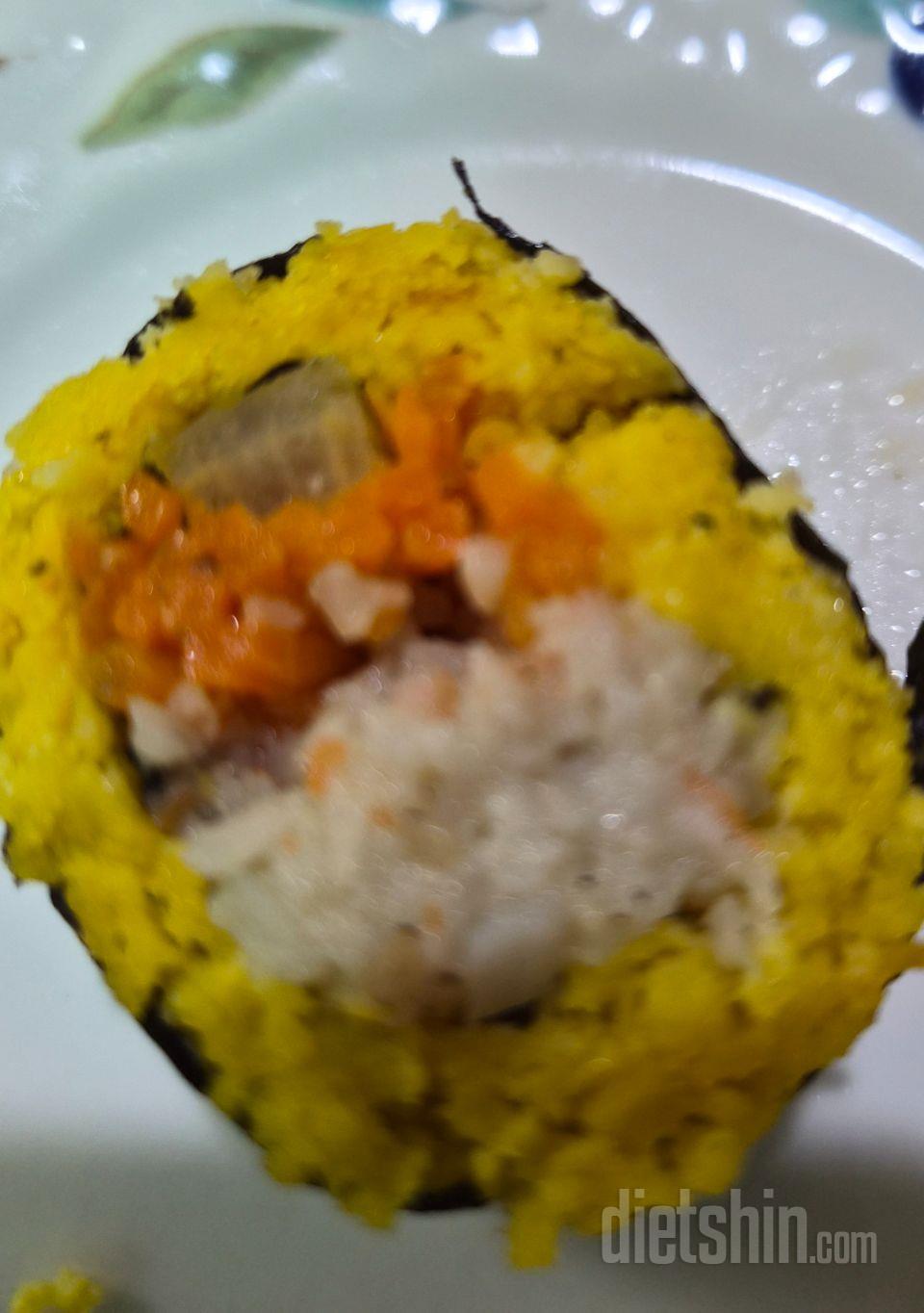 계란이 넉넉하게 들어있고 보기도 맛깔