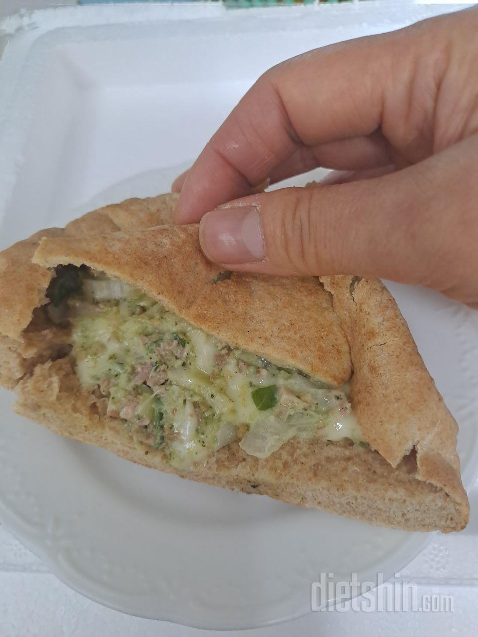 빵이 자극적이지 않고 단백하니 맛있어