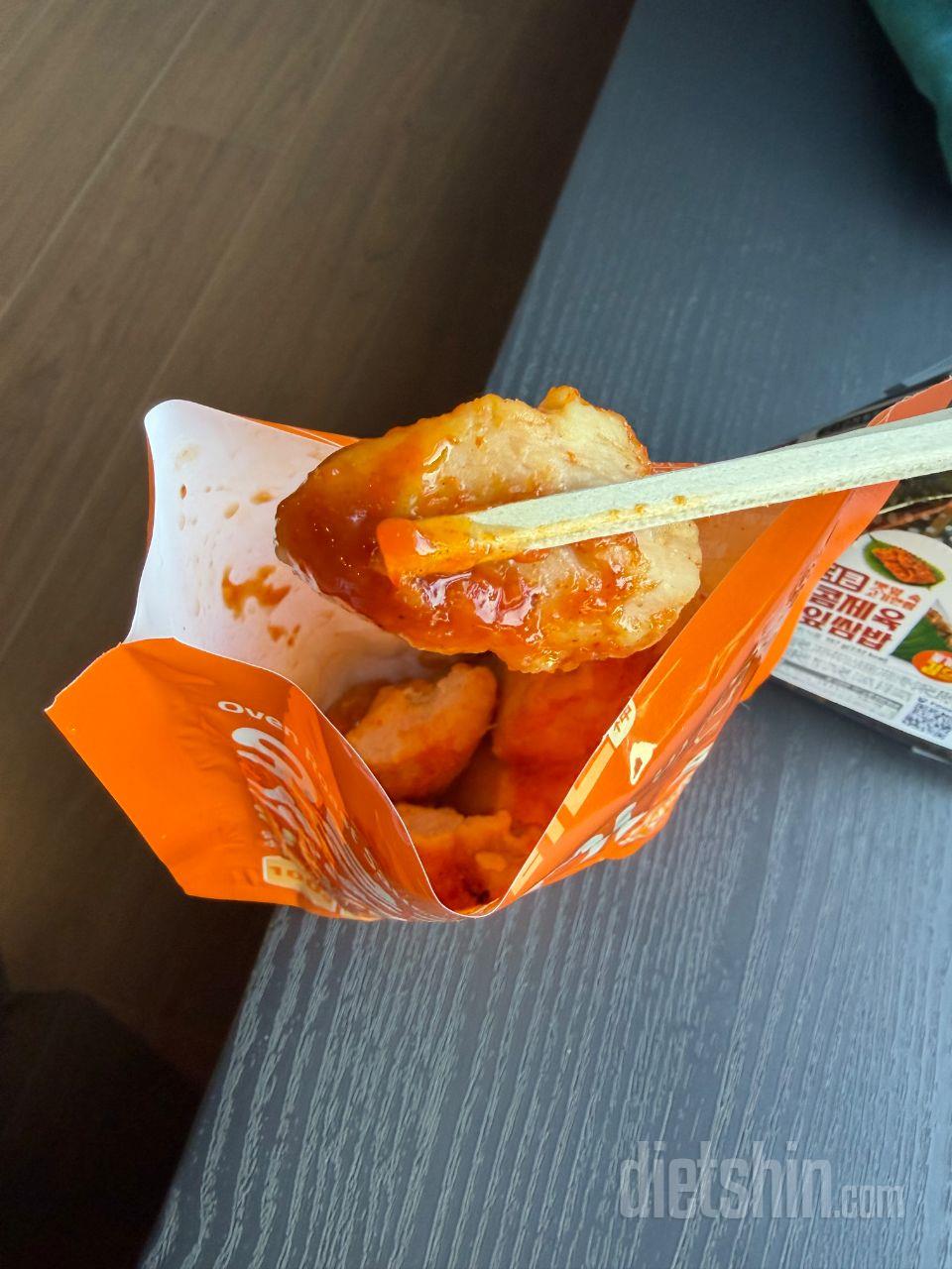 스탠딩 파우치로 되어 있어서 밖에 들