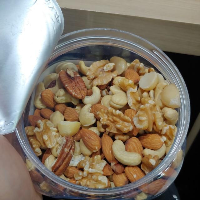 잘받았습니다 견과류들이 골고루 섞여있고 윤기도좋고요.  다신샵은 계속이용해야할것 같습니다. 잘먹을게요...